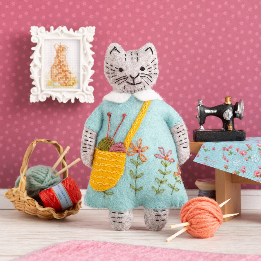 Mrs Cat Loves Knitting Felt Craft Kit (mini)