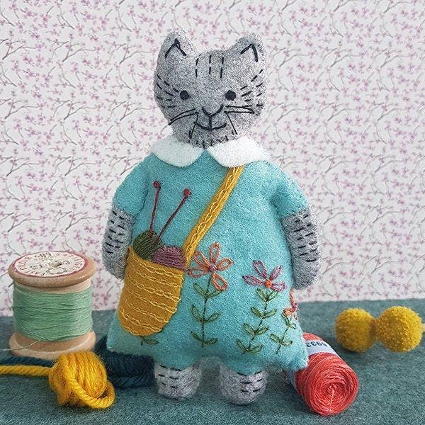 Mrs Cat Loves Knitting Felt Craft Kit (mini)